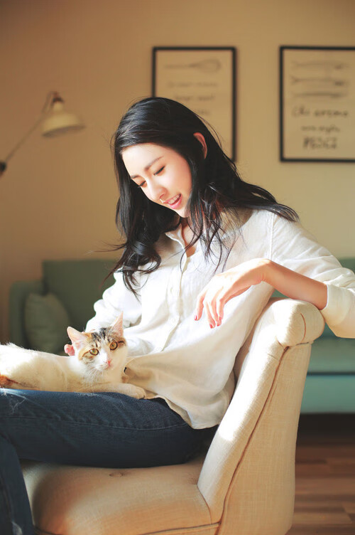 吉尔吉斯斯坦蝶泳选手节奏精准有力，吉尔吉斯坦摔跤手